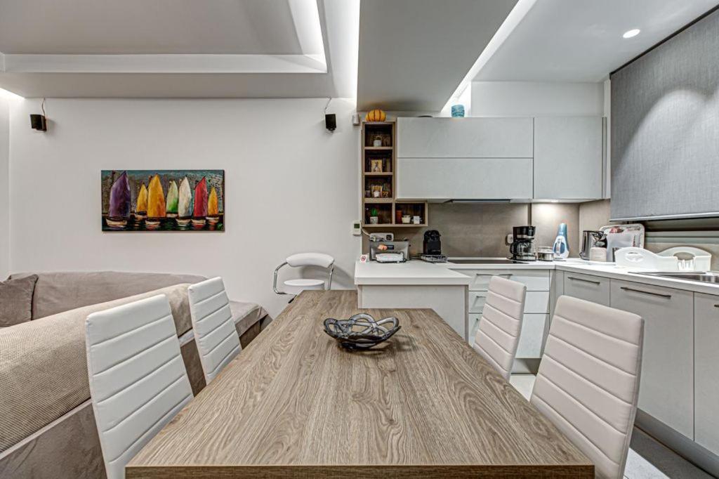 Deluxe & Modern Apartment In 아테네 외부 사진